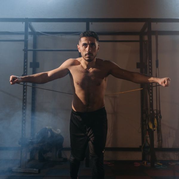 Focused man doing a bodyweight exercise with good form.